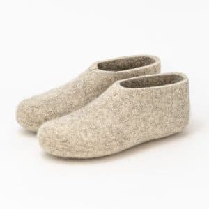 Tyylikkäät hiilenmustiat aamutossut moderniin kotiin. Hillitty eleganssi puhtaasta villasta.