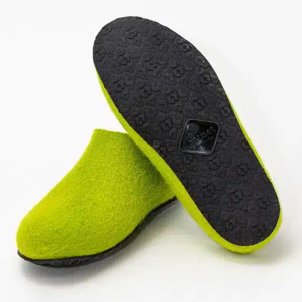 Lahtiset rubber-soled felt slippers outdoors