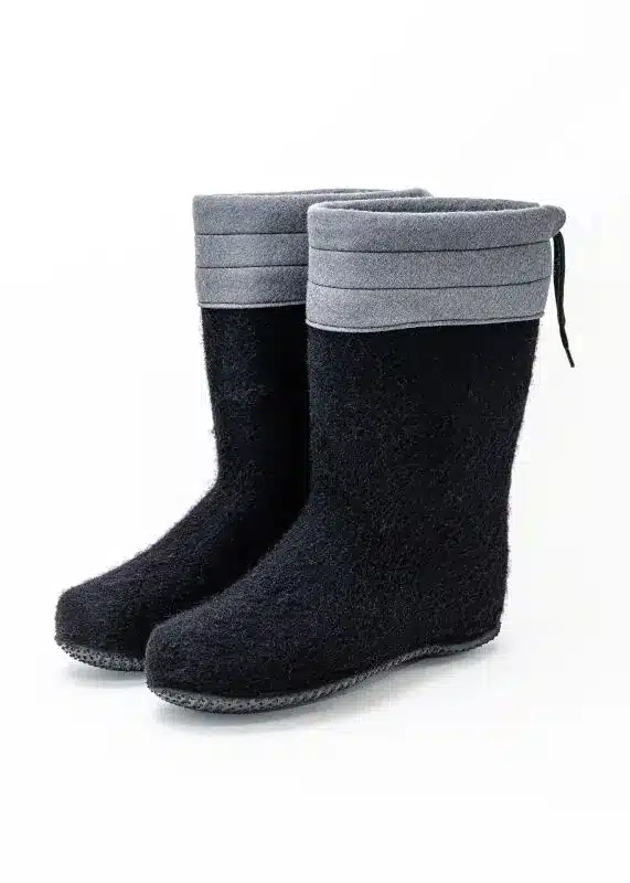 Mustat Lahtiset huopakaulusnilkkurit, minimalistinen suomalainen design, villahuopa ja kumipohja