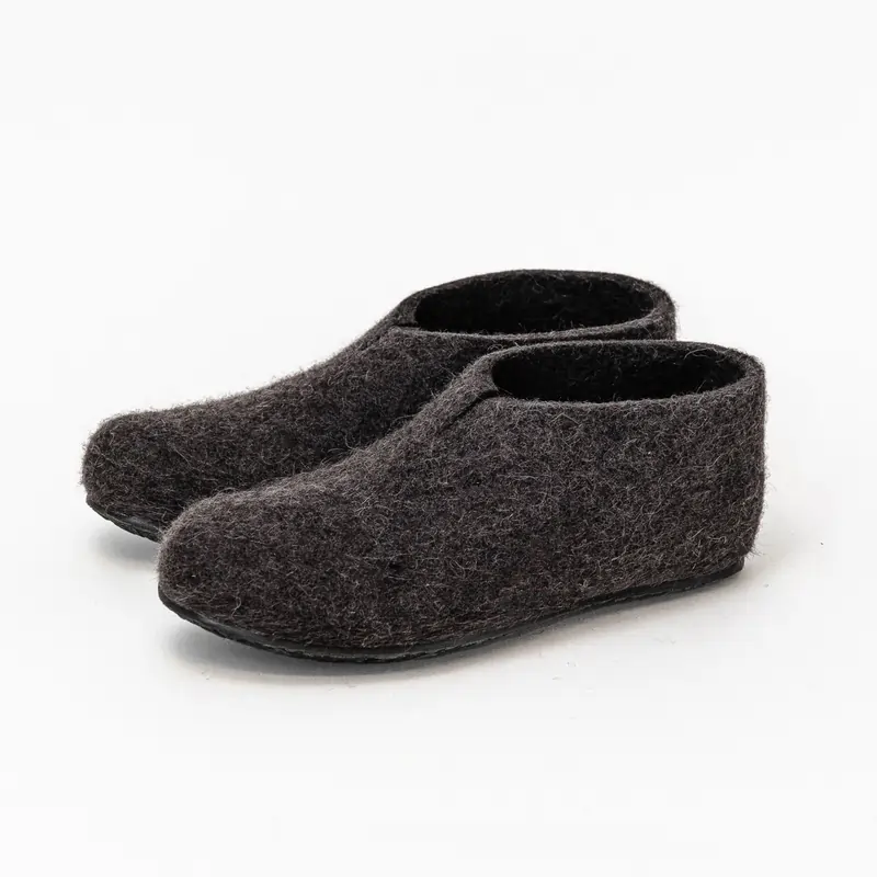 Charcoal black Lahtiset felt slippers with a non-slip rubber sole