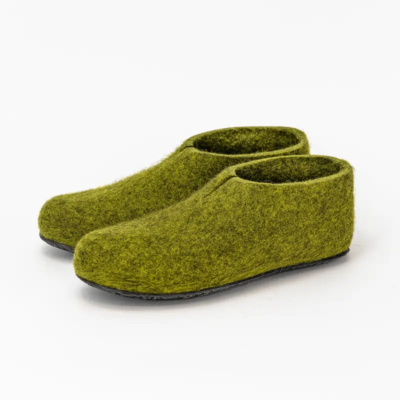 Moss green Lahtiset slippers photographed from the front, with rubber sole