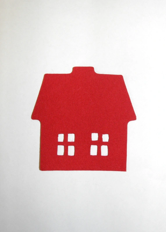 Red house-shaped coaster – 100% wool felt.