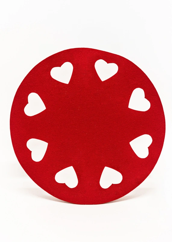 Red round wool felt placemat with heart pattern, approx. 40 cm in diameter.