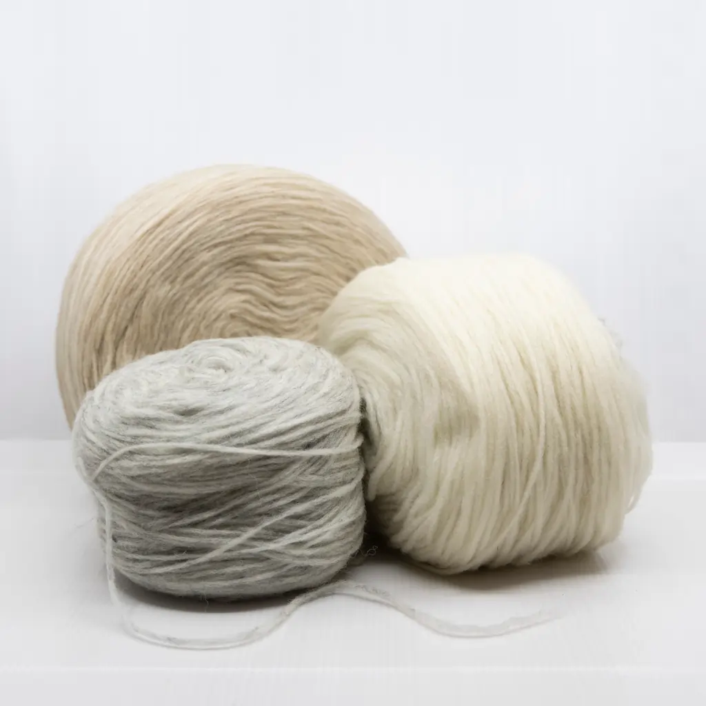 Roving yarn balls in different colours – beige, light grey and white